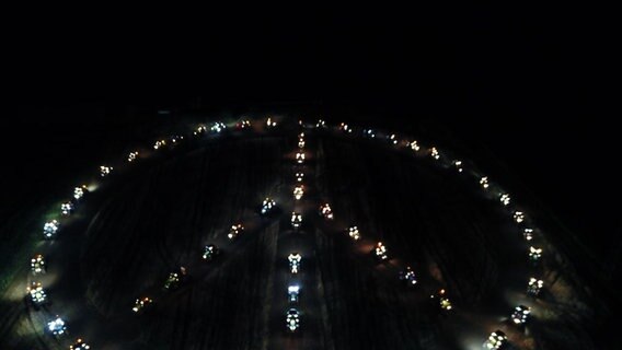 Agricultural machines form a peace sign visible from the air.  © Landvolk Northeim-Osterode Kreisbauernverband eV 