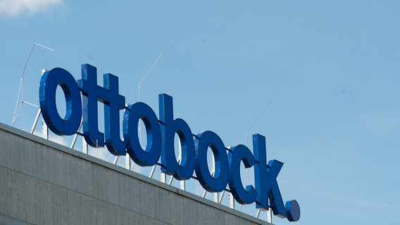 Ein dunkelblauer Schriftzug mit dem Namen Ottobock vor blauem Himmel. Ein dunkelblauer Schriftzug mit dem Namen Ottobock vor blauem Himmel. © dpa Bildfunk Foto: Swen Pförtner