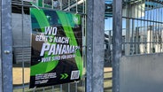Ein Plakat informiert an der Stadiontribüne informiert über das Sicherheitskonzept des VfL Wolfsburg. © NDR Foto: Mira Buckner
