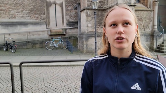 Eine Konfirmandin in Braunschweig spricht nach der Papst-Wahl über ihre damit einhergehenden Hoffnungen. © NDR 