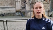 Eine Konfirmandin in Braunschweig spricht nach der Papst-Wahl über ihre damit einhergehenden Hoffnungen. © NDR 
