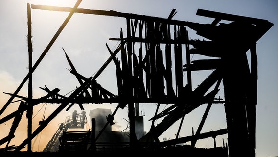 Ein durch ein Feuer zerstörtes Gebäude in einem Gewerbegebiet. © Julian Stratenschulte/dpa Foto: Julian Stratenschulte