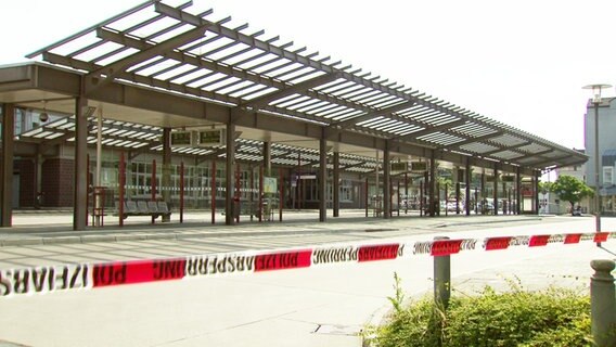 Absprerrband der Polizei vor dem Hauptbahnhof Peine: Hier hat ein Mann mit einer Armbrust geschossen. © NDR 