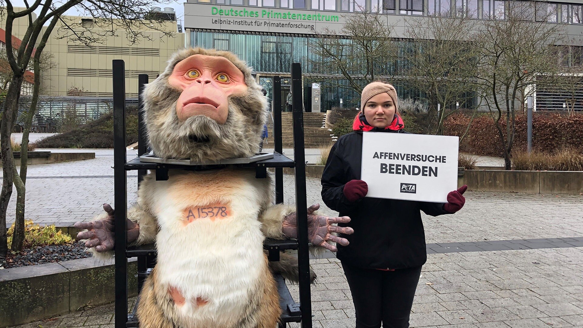 Schlangen: PETA demonstriert vor Hamburger Louis-Vuitton-Filiale