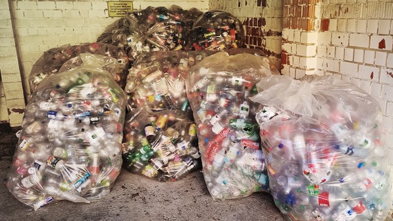 Mehrere Plastiksäcke gefüllt mit Pfandflaschen © Polizei Braunschweig 
