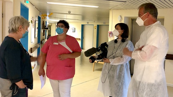 Sonja Kättner-Neumann und Arnd Henze (rechts im Bild) bei Dreharbeiten im Hanns-Lilje-Pflegeheim in Wolfsburg. © NDR/WDR 