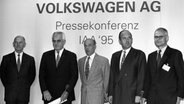 Der VW-Vorstandsvorsitzende Ferdinand Piëch sowie die Vorstandsmitglieder Peter Hartz, Ulrich Seiffert, Jose Ignacio Lopez de Arriortua und Jens Neumann stehen auf der Volkwagen Pressekonferenz 1995 nebeneinander. © imago/sepp spiegl 
