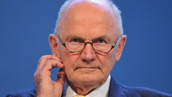 Der Aufsichtsratsvorsitzende der Volkswagen AG Ferdinand Piech kratzt sich am Kinn. © dpa Foto: Andreas Gebert