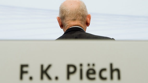 Ferdinand Piech steht mit dem Rücken zum Publikum auf einer Hauptversammlung der Volkswagen AG.. © dpa-Bildfunk Foto: Julian Stratenschulte