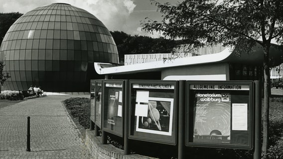 Schwarzweiß-Bild vom Planetarium Wolfsburg mit Schaukästen im Eingangsbereich. © Planetarium Wolfsburg gGmbH 
