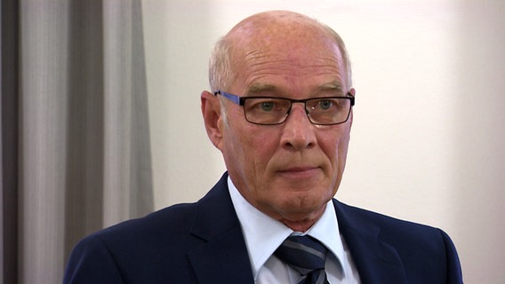 Der ehemlige Chef der Polizeiinspektion Wolfsburg-Helmstedt Hans-Ulrich Podehl bei seinem Prozess wegen Bestechung © NDR 