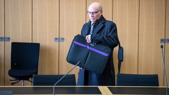 Der ehemalige Inspektionsleiter der Polizei Wolfsburg Hans-Ulrich Podehl steht am letzten Verhandlungstag im Gerichtssaal. © dpa - Bildfunk Foto: Sina Schuldt