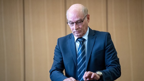 Der ehemalige Wolfsburger Polizeichef Hans-Ulrich Podehl steht in einem Gerichtssaal. © dpa Foto: Sina Schuldt