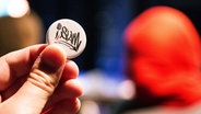 Eine Hand hält einen zur Abstimmung bestimmten Coin in Braunschweig im Kleinen Haus des Staatstheaters beim muslimischen Poetry Slam. © dpa - Bildfunk Foto: Florian Kleinschmidt