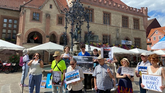 Mehrere russischstämmige Menschen protestieren in Göttingen gegen den Krieg in der Ukraine. © NDR Foto: Larissa Mass