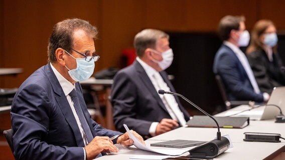 Der Angeklagte Karlheinz Blessing (l), ehemaliger VW-Konzernpersonalvorstand, sitzt bei Prozessauftakt neben seinem Verteidiger Hanns Feigen (2.v.l.) in der Stadthalle Braunschweig. © picture alliance Foto: Moritz Frankenberg