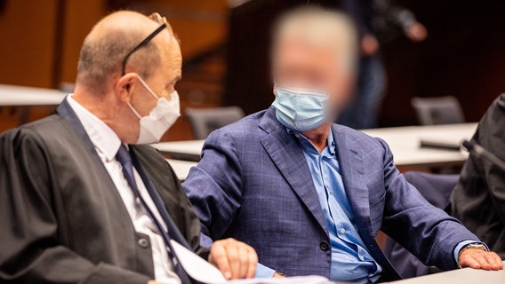 Der Angeklagte (r) sitzt bei Prozessauftakt neben seinem Verteidiger Andreas Wattenberg (l) in der Stadthalle Braunschweig. © dpa-Bildfunk 