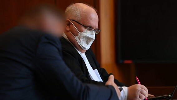 Der Angeklagte sitzt zum Prozessauftakt neben seinem Verteidiger Michael Budde im Amtsgericht Göttingen. © dpa-Bildfunk Foto: Swen Pförtner