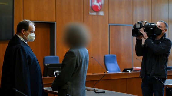Ein angeklagter Uni-Professor steht mit seinem Anwalt vor Gericht. © dpa-Bildfunk Foto: Swen Pförtner