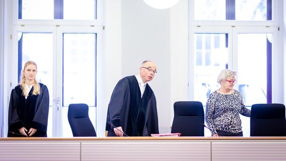Richter Serra de Oliveira (M) spricht in einem Saal im Landgericht Braunschweig. © dpa-Bildfunk Foto: Moritz Frankenberg
