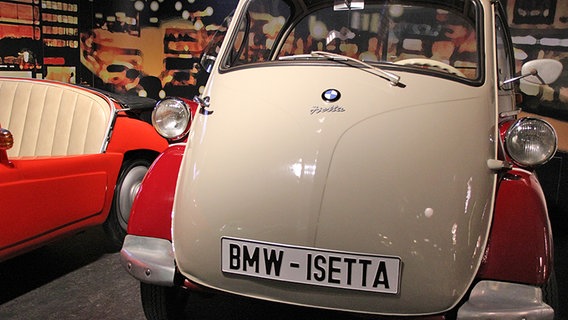 Eine beigefarbene BMW Isetta steht im Einbecker Kornspeicher. © NDR Foto: Wolf-Hendrik Müllenberg