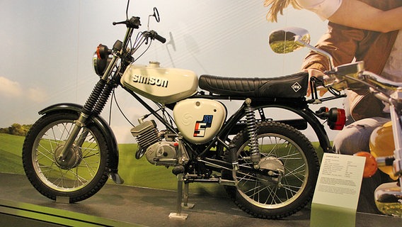 Ein Motorrad des Typs "Simson Mokick" steht auf einem Ausstellungspodest © NDR Foto: Wolf-Hendrik Müllenberg
