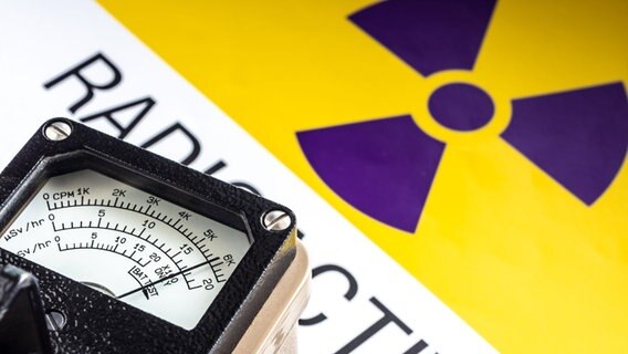 Das Bild zeigt einen Geigerzähler neben dem Zeichen für Radioaktive Strahlung. © picture-alliance Foto: Satakorn Sukontakajonkul