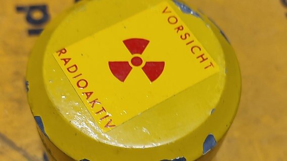 Auf einem gelben Behälter steht "Vorsicht Rdaioaktivität". © Glause Foto: Glause