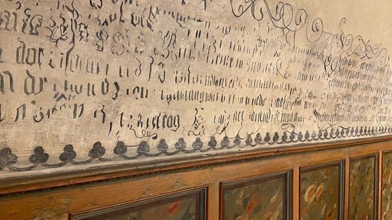 Holzvertäfelung und Inschriften an einer Wand im Rathaus in Goslar. © NDR Foto: Matthias Zimmermann