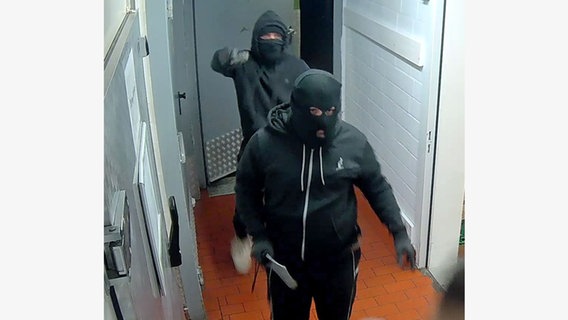 Zwei Maskierte Räuber betreten ein Schnellrestaurant mit gezogenen Waffen. © Polizei Göttingen 