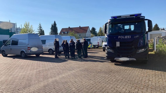 Einsatzkräfte der Polizei führen eine Razzia auf einem Firmengelände durch. © Polizeiinspektion Goslar 