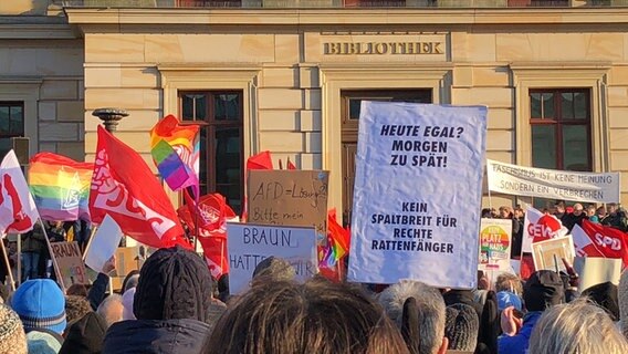 In Braunschweig demonstrieren Menschen vor der Bibliothek gegen Rechtsextremismus. © NDR Foto: Ute Andres