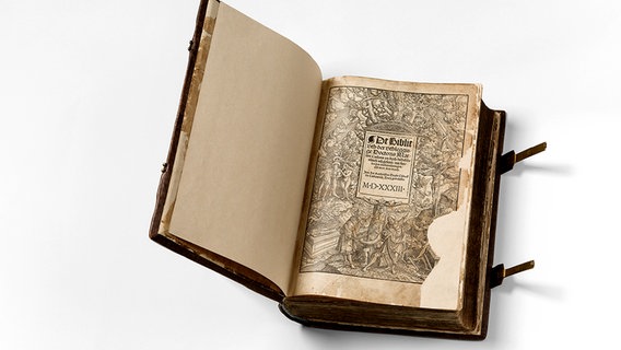 Im Braunschweigischen Landesmuseum ist eine aufgeklappte Bibel aus dem Jahr 1533 zu sehen. © Braunschweigisches Landesmuseum Foto: A. Pröhle