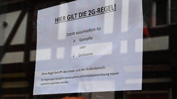 Hier gilt die 2G-Regel!" hängt in einer Tür eines Cafes in der Göttinger Innenstadt. © dpa-Bildfunk Foto: Swen Pförtner