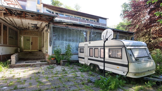 Ein Gebäude in Bad Lauterberg, das von Polizeibeamten nach dem Verbot der Reichsbürger-Gruppe "Königreich Deutschland" durch den Bundesinnenminister durchsucht wurde. © dpa Foto: Matthias Bein