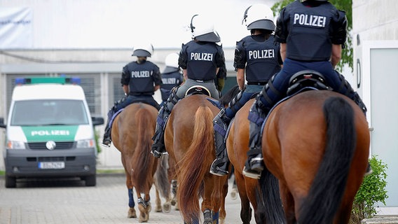 Mitglieder der Reiterstaffel der Polizei Braunschweig trainieren auf dem Trainingsgelände der Polizei in Braunschweig mit ihren Pferden einen Einsatz. © dpa-Bildfunk Foto: Dominique Leppin
