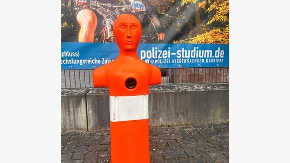 Eine Rettungspuppe steht vor dem Polizeigebäude in Einbeck. © Polizeiinspektion Northeim 