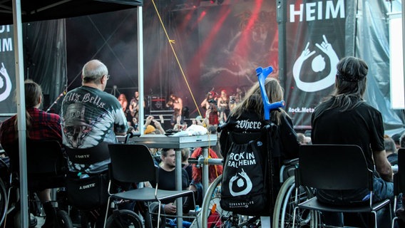 Menschen im Rollstuhl sitzen vor einer Bühne bei dem Festival Rock in Rautheim. © Lebenshilfe Braunschweig Foto: Lebenshilfe Braunschweig