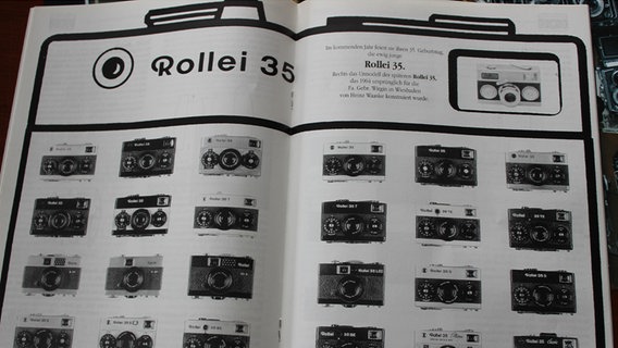 Ein Buch der Firma Rollei. © NDR Foto: Jens Jenauer