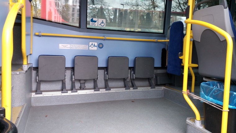 Ein alter Bus des Zweckverbandes Verkehrsbund Süd-Niedersachsen (ZVSN) von innen. © Marco Schnyder / Rollitraining SC Hainberg Foto: Marco Schnyder