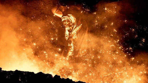Ein Arbeiter in einem Stahlwerk. © Picture Alliance Foto: Hauke-Christian Dittrich
