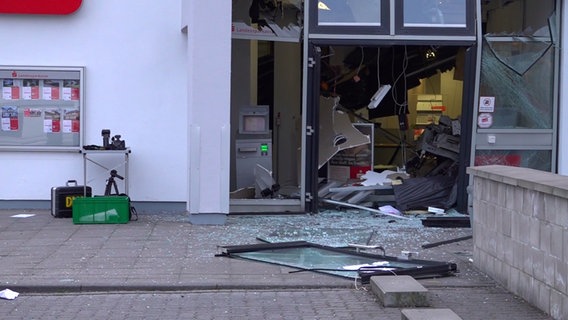 Das Bild zeigt eine Bankfiliale in Salzgitter,, in der in der Nacht Geldautomatengesprengt wurden. © TeleNewsNetwork 