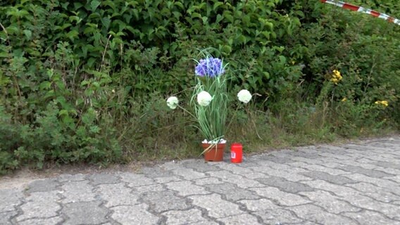 Blumen am Fundort: Die Leiche einer Jugendlichen wurde von der Polizei gefunden. © Nonstop News 