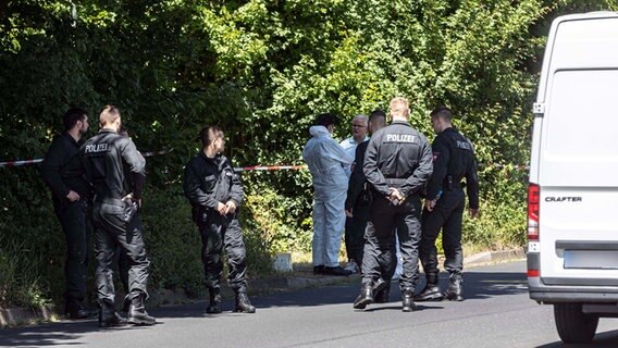 Salzgitter: Einsatzkräfte der Polizei stehen an einem Waldrand. ©  picture alliance/dpa/Rudolf Karliczek Foto: Rudolf Karliczek