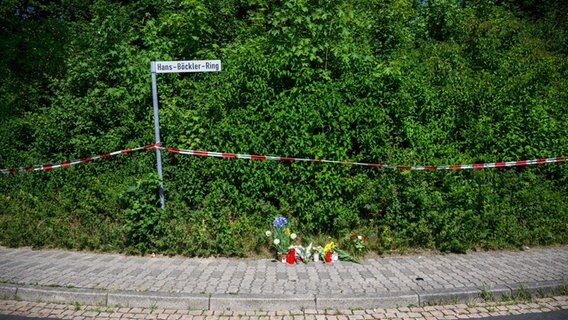 Kerzen, Blumen und Figuren zum Gedenken an eine getötete 15-Jährige liegen an einem Tatort an einer Grünfläche am Hans-Böckler-Ring in Salzgitter. © picture alliance/dpa | Julian Stratenschulte Foto: Julian Stratenschulte