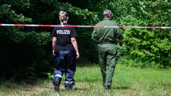 Mitarbeiter der Spurensicherung der Polizei Salzgitter stehen an einem Tatort an einer Grünfläche am Hans-Böckler-Ring in Salzgitter. © Julian Stratenschulte/dpa Foto: Julian Stratenschulte