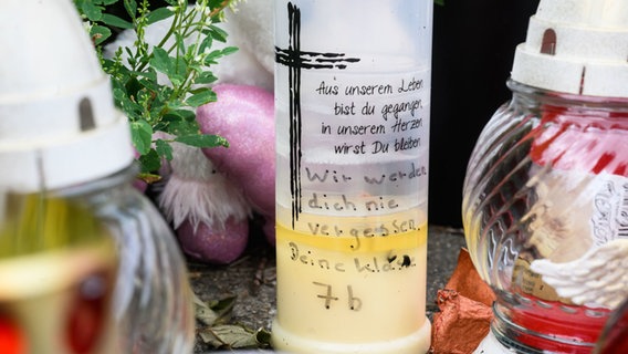 Blumen und eine Kerze mit Aufschrift «Wir werden dich nie vergessen. Deine Klasse 7b» stehen in der Nähe des Tatorts, an dem die 15-jährige Anastasia getötet wurde. © picture alliance/dpa | Julian Stratenschulte Foto: Julian Stratenschulte