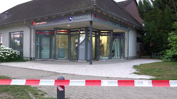 Eine Bank-Filiale ist nach einer Explosion beschädigt. © TeleNewsNetwork 