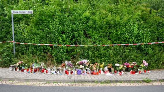 Blumen und Kerzen stehen in der Nähe des Tatorts, an dem die 15-jährige Anastasia getötet wurde. © picture alliance/dpa | Julian Stratenschulte Foto: Julian Stratenschulte