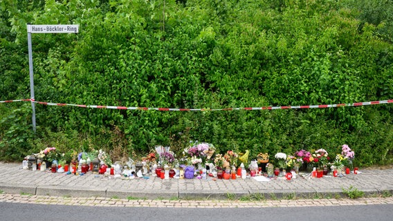 Blumen und Kerzen stehen in der Nähe des Tatorts, an dem die 15-jährige Anastasia getötet wurde. Blumen und Kerzen stehen in der Nähe des Tatorts, an dem die 15-jährige Anastasia getötet wurde. © picture alliance/dpa | Julian Stratenschulte Foto: Julian Stratenschulte